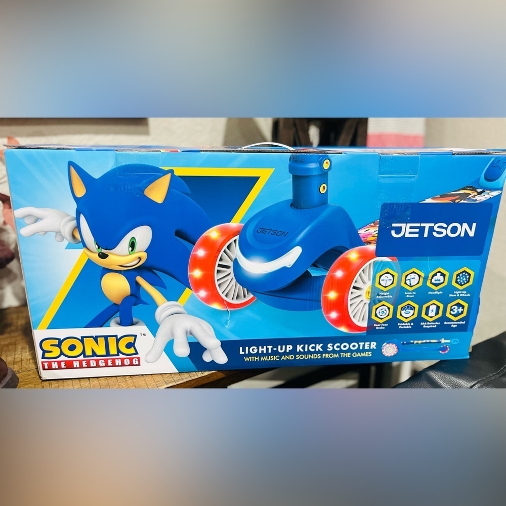 Jetson Sonic the Hedgehog Light-Up Kick Scooter WITH MUSIC AND SOUNDS FROM MOVIE